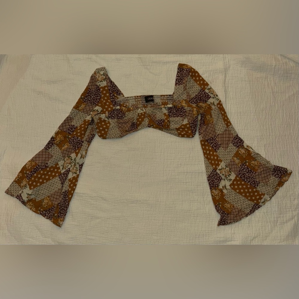 Cider top!! Flared print with cute floral patch design